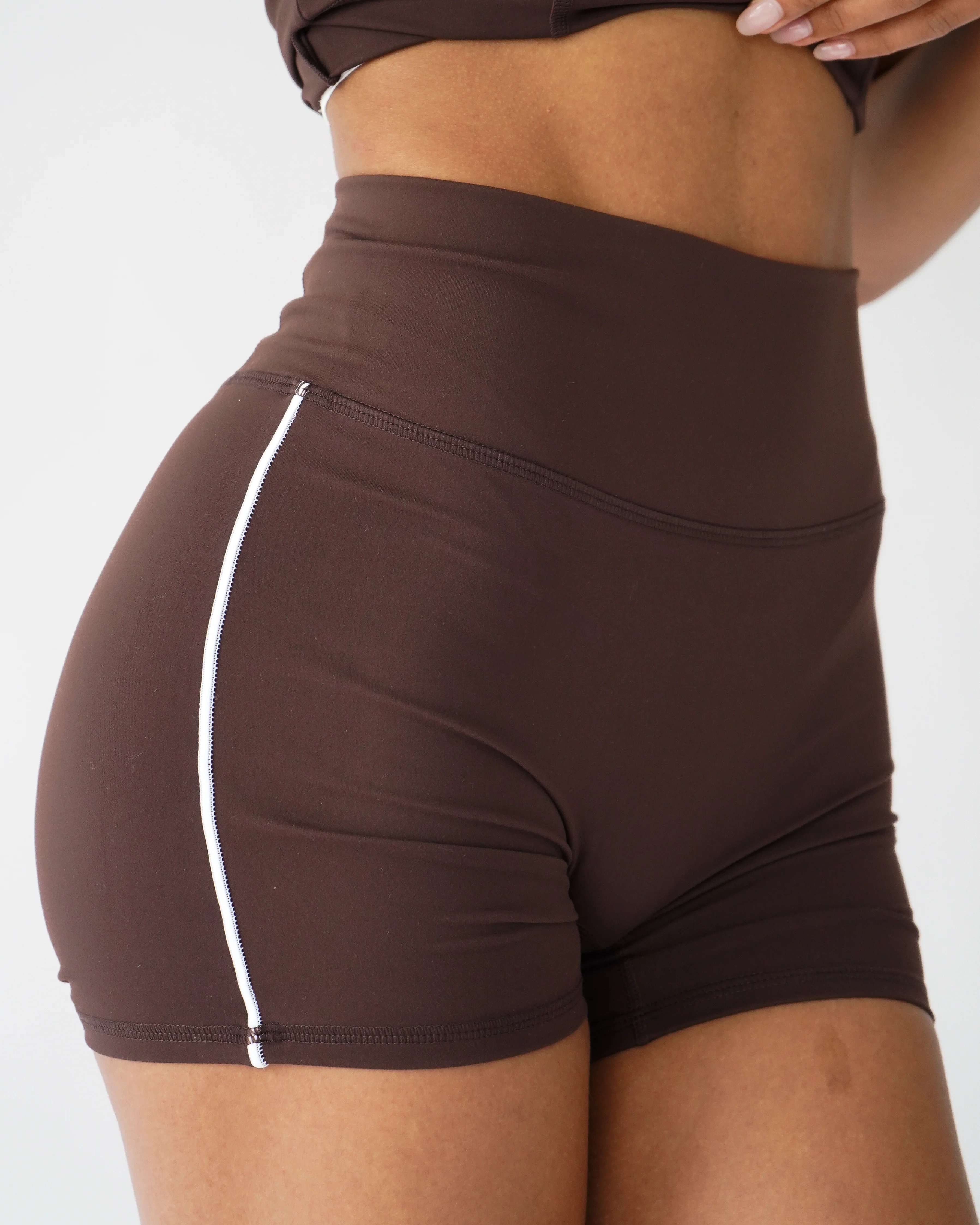 Contrast High-Waist Shorts 4.5" - Cocoa - Image 5